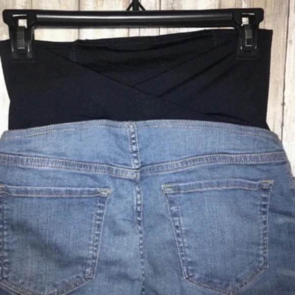 Ingrid & Isabel Maternity MIDI Shorts - Picture 7 of 8